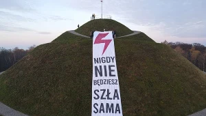 Baner z hasłem "Nigdy nie będziesz szła sama!" na kopcu Piłsudskiego w Krakowie
