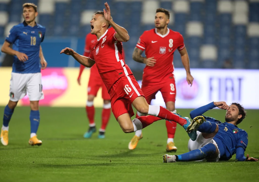 Manuel Locatelli fauluje Arkadiusza Recę Manuel Locatelli fauluje Arkadiusza Recę