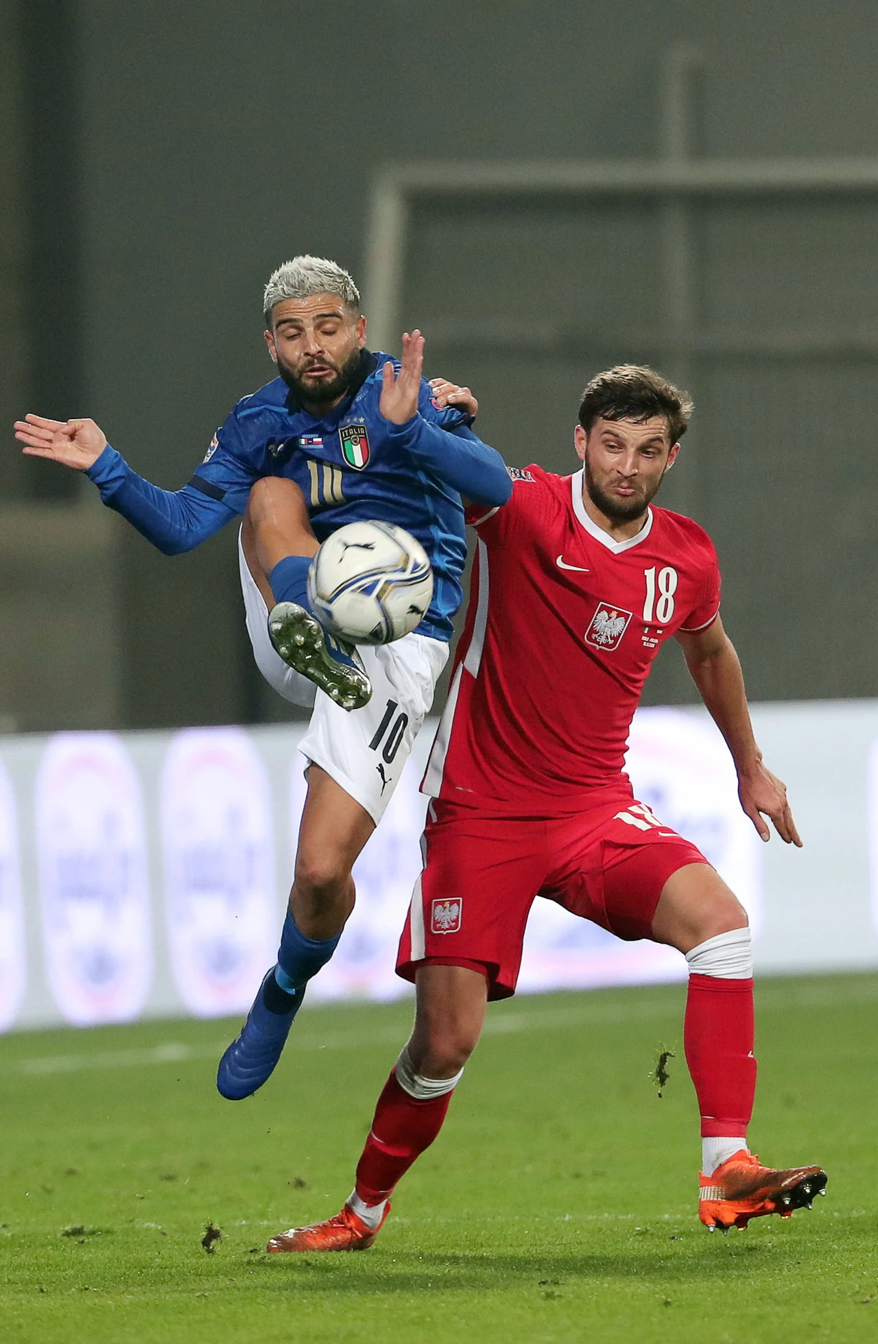 Bartosz Bereszyński (z prawej) i Lorenzo Insigne Bartosz Bereszyński (z prawej) i Lorenzo Insigne