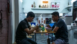 Anong Houngheuangsy i  Lee Kang-sheng w filmie "Dni"