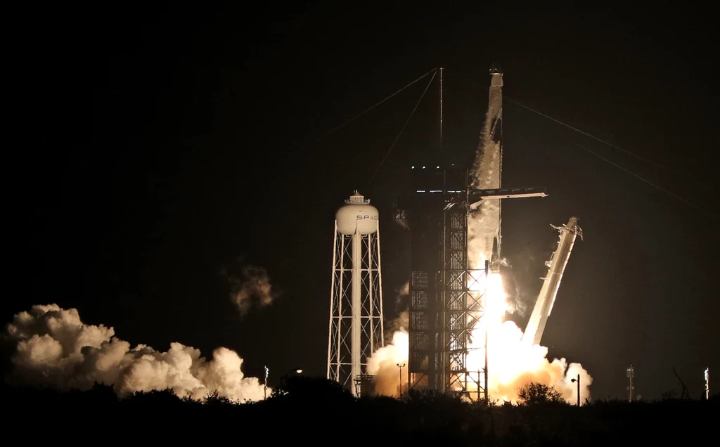 Start rakiety Falcon 9 i misji Crew-1