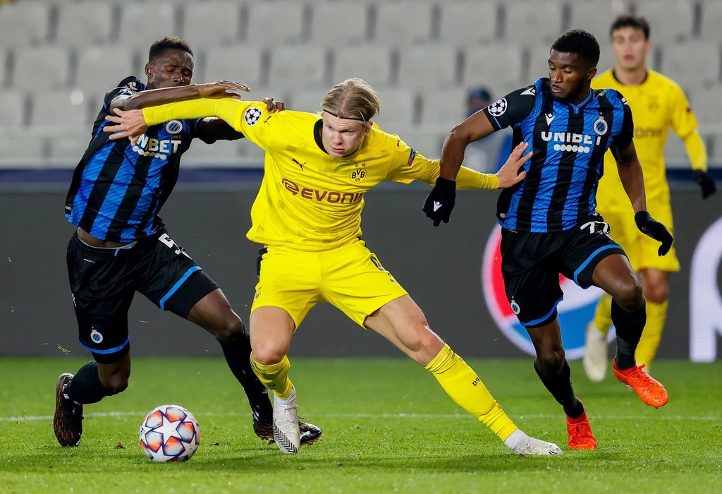 Erling Haaland (w środku) w meczu Borussii Dortmund z Club Brugge Erling Haaland (w środku) w meczu Borussii Dortmund z Club Brugge
