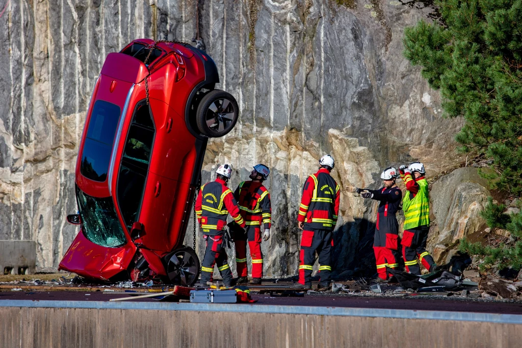 Volvo zrzuciło z 30 metrów dziesięć samochodów