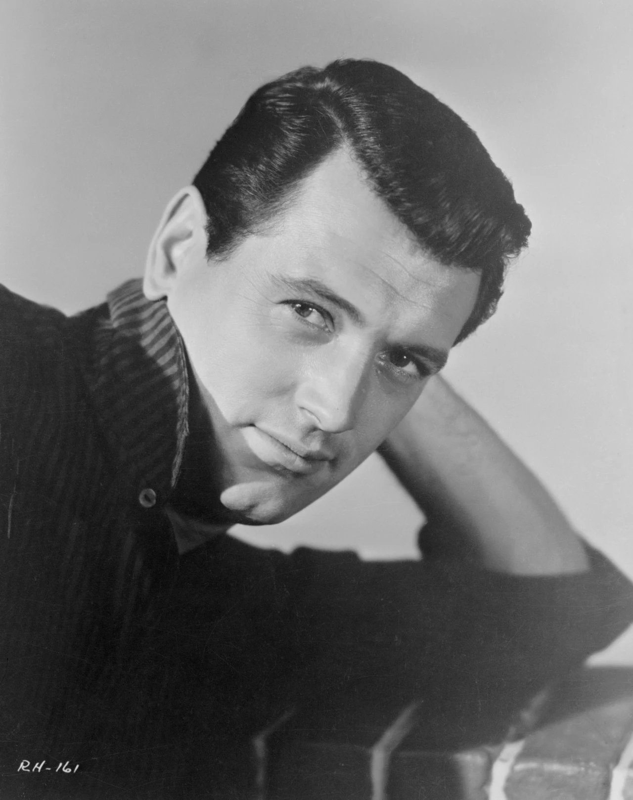 Wzdychały do niego tysiące kobiet. Żadna jednak nie miała szans. Nikt nie przypuszczał, że idol całej Ameryki jest gejem. Rock Hudson ukrywał swą orientację seksualną przez 30 lat.

Na zdjęciu: Rock Hudson w 1960 roku
