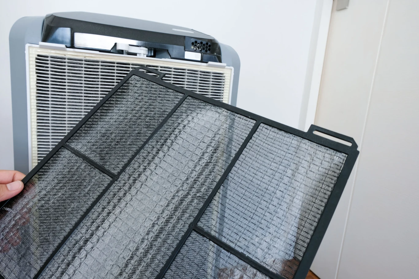 Oczyszczacz powietrza skutecznie usuwa zanieczyszczenia z powietrza. 