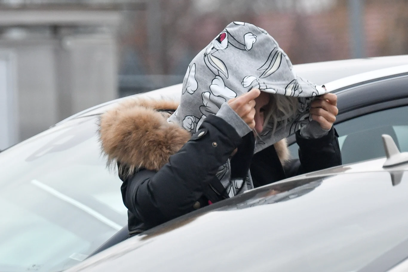 Na razie jednak wciąż jest w Polsce i patrząc na najnowsze zdjęcia zrobione przez paparazzich, nie najlepiej sobie radzi