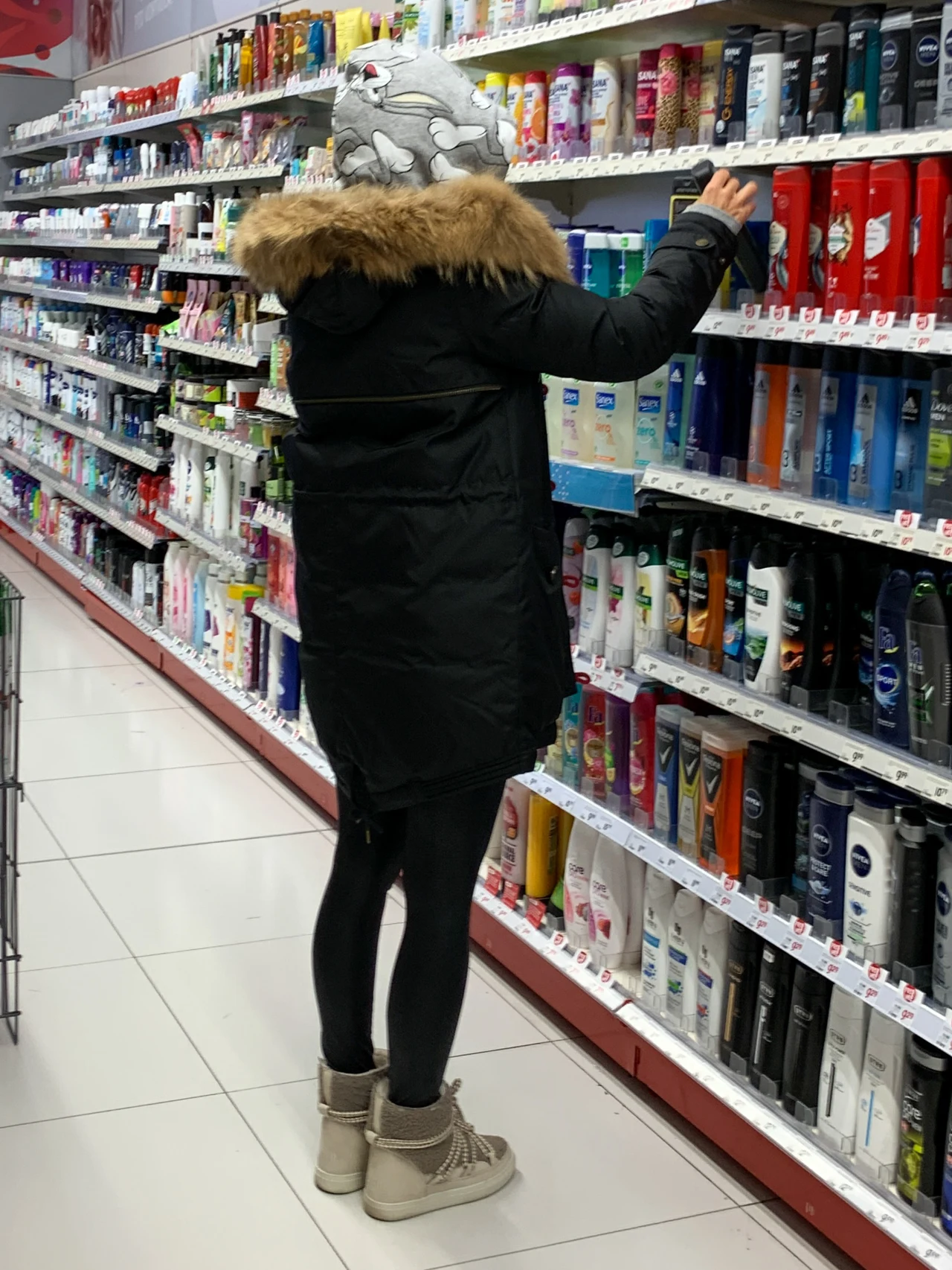 Blanka została przyłapana podczas szybkich zakupów. W tym dniu miała na sobie obszerną bluzę i czarne legginsy, które podkreśliły jej szczupłą sylwetkę Blanka została przyłapana podczas szybkich zakupów. W tym dniu miała na sobie obszerną bluzę i czarne legginsy, które podkreśliły jej szczupłą sylwetkę