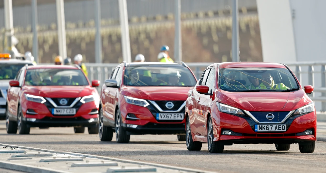 Już niedługo w Wielkiej Brytanii zarejestrować będzie można tylko pierwsze z aut widocznych na zdjęciu. Pozostałe, czyli spalinowe, będą zakazane.