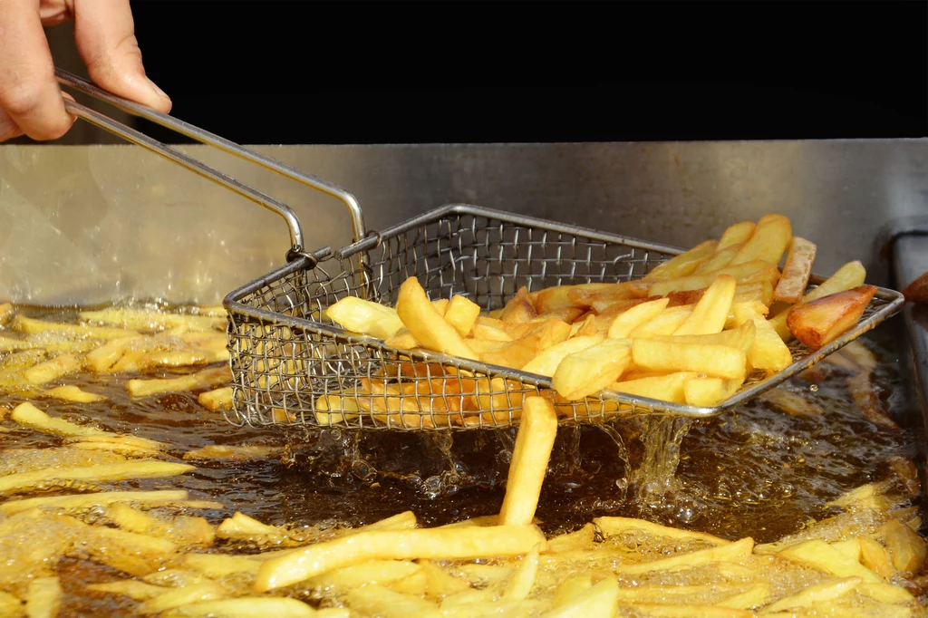 Produkty ubogie w składniki odżywcze, zawierające spore ilości tłuszczu to nic innego jak fast foody. Żywność określana mianem „pustych kalorii” nie jest dla nas „paliwem”, które napędza do działania – wręcz spowalnia reakcje i sprawia, że stajemy się ociężali. Produkty ubogie w składniki odżywcze, zawierające spore ilości tłuszczu to nic innego jak fast foody. Żywność określana mianem „pustych kalorii” nie jest dla nas „paliwem”, które napędza do działania – wręcz spowalnia reakcje i sprawia, że stajemy się ociężali.