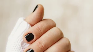 ​Jesienią i zimą wybieraj manicure w ciemnych barwach. Najlepiej w czerni