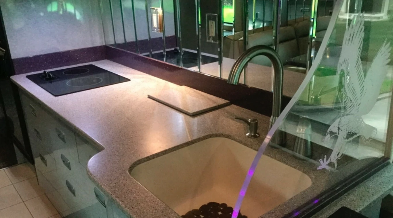 Autobus koncertowy Prince'a z trasy Purple Rain Tour.