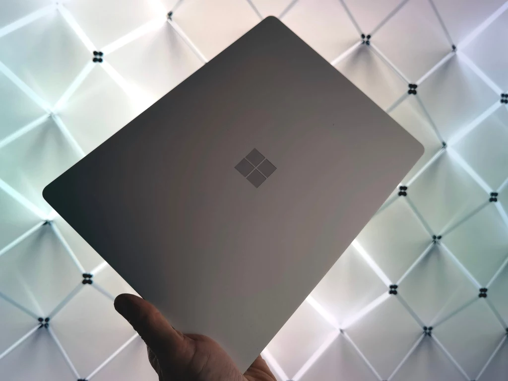 ​Surface Laptop Go