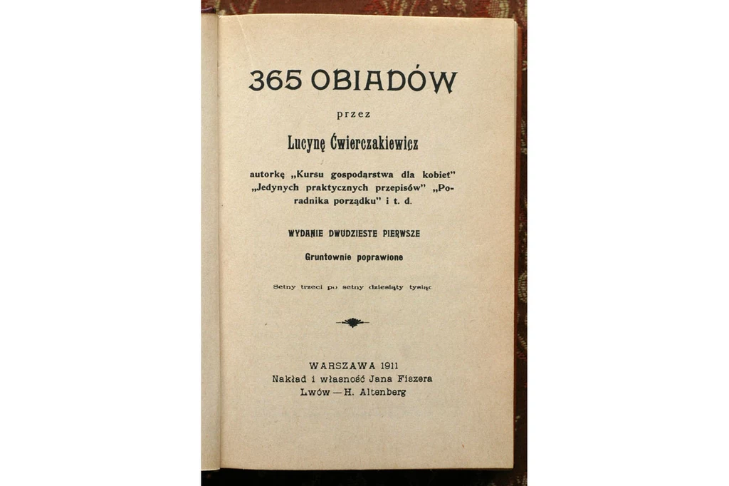 Reprodukcja karty tytulowej 27. wydania najbardziej znanej polskiej książki kucharskiej "365 obiadów" Lucyny Ćwierczakiewiczowej