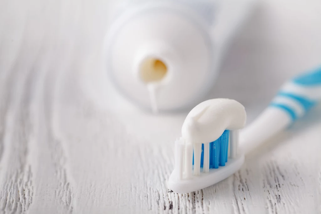 Pasta do zębów pomoże rozjaśnić płytkę i zlikwidować powierzchniowe przebarwienia