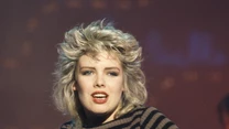 Debiutancki album przyszłej gwiazdy zatytułowany po prostu "Kim Wilde" zawierał piosenki napisane przez ojca i młodszego brata wokalistki (Ricky zajął się także produkcją). W nagraniach Kim towarzyszyli muzycy progrockowej grupy The Enid, ale na okładce u boku wokalistki pojawili się Ricky Wilde, gitarzysta James Stevenson i późniejszy chłopak Kim - klawiszowiec Calvin Hayes.