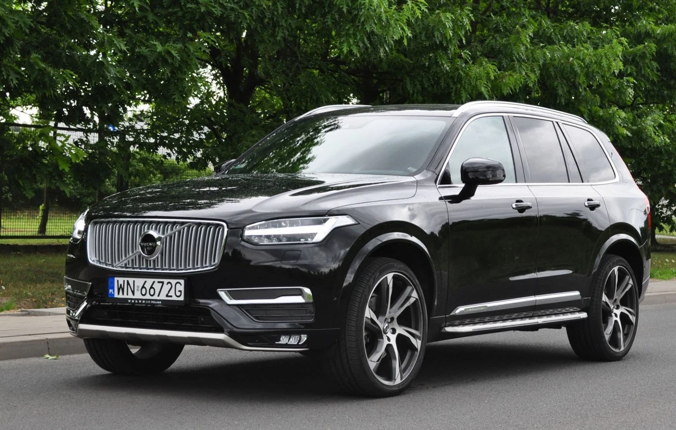Volvo XC90 II 2014- Zaprezentowane w 2014 roku drugie wcielenie XC90 było pierwszym modelem szwedzkiej marki opracowanym w całości pod skrzydłami nowego chińskiego właściciela – koncernu Geely. Było to również pierwsze z aut Volvo, bazujących na nowej modułowej płycie podłogowej SPA. Samochód udowodnił, że obawy o przyszłość producenta ze Szwecji były pozbawione podstaw. Zastrzyk gotówki zza Wielkiego Muru tchnął w firmę nowe życie. Szwedom udało się stworzyć auto, które bez kompleksów staje w szranki z niemiecką konkurencją. Mimo zmiany właściciela zachowano typowe dla marki cechy: niezawodność i dbałość o bezpieczeństwo, dodając nową stylizację i technologie. Dziś Volvo przeżywa najlepsze chwile w swojej dotychczasowej historii, bijąc rok do roku kolejne rekordy sprzedaży. Podoba ci się ten model? ZAGŁOSUJ NA SAMOCHÓD 20-LECIA» 