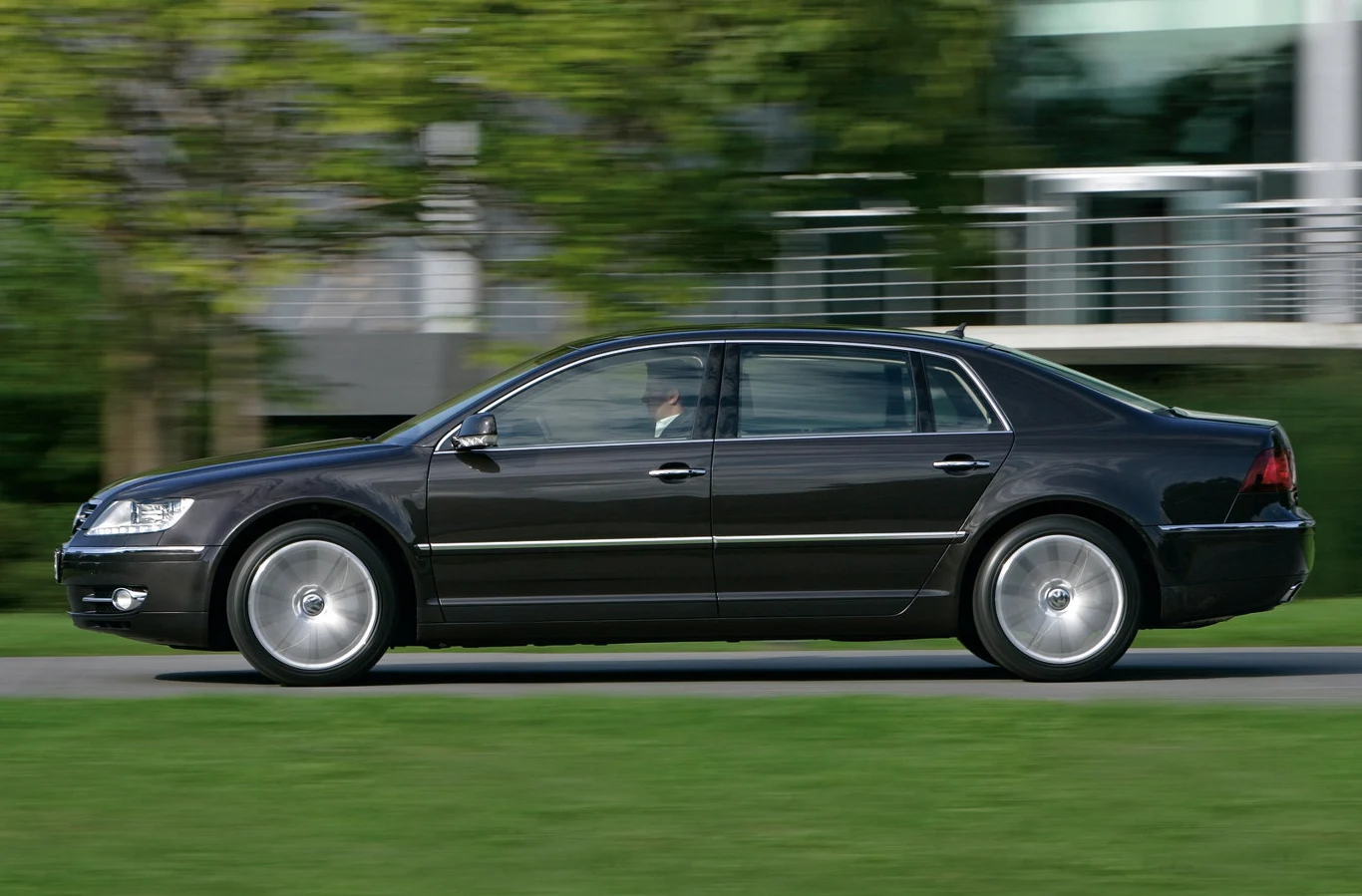 . Volkswagen Phaeton 2002-2016 Jeżdżący symbol potęgi Volkswagena. Oczko w głowie Ferdinanda Piecha (wnuk Ferdinanda Porsche, były prezes koncernu), który za wszelką cenę – w całkiem dosłownym znaczeniu tego słowa – postanowił utrzeć nosa BMW i Mercedesowi. W efekcie powstało jedyne w swoim rodzaju auto: logo marki ”dla ludu” trafiło na maskę jednego z najbardziej zaawansowanych technicznie samochodów w owym czasie. Dość przypomnieć, że topowa jednostka napędowa miała pojemność 6 litrów, 420 KM i układ V12! W oparciu o płytę podłogową Phaetona powstały Bentley Continental (2004) i Bentley Continental Flying Spur (2005). Na każdym egzemplarzu Volkswagen tracił ponoć gigantyczne pieniądze, ale mógł sobie na to pozwolić, bo roczna sprzedaż wynosiła zwykle zaledwie kilka tysięcy sztuk... Czy to jest twój MotoAs? ODDAJ SWÓJ GŁOS» 
