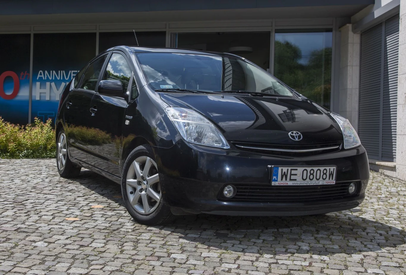 Toyota Prius 2 XW20 2003-2009 W chwili debiutu Priusa duża część ekspertów wyrażała opinię, że hybrydy są ślepym zaułkiem motoryzacji. Japończycy uznali jednak, że technologia może przynieść wymierne korzyści i – nie zrażeni sceptycyzmem komentatorów – po prostu ”robili swoje”. Gdy wybuch afery Dieselgate wywrócił motoryzacyjny świat do góry nogami – Toyota dysponowała już technologią, o której konkurencja mogła jedynie pomarzyć. Dziś o hybrydach nikt już nie mówi per ”pomyłka”. To absolutny trzon oferty wszystkich producentów, bez którego nie da się spełnić wyśrubowanych norm emisji spalin. Czy to Samochód 20-lecia? ZAGŁOSUJ» 