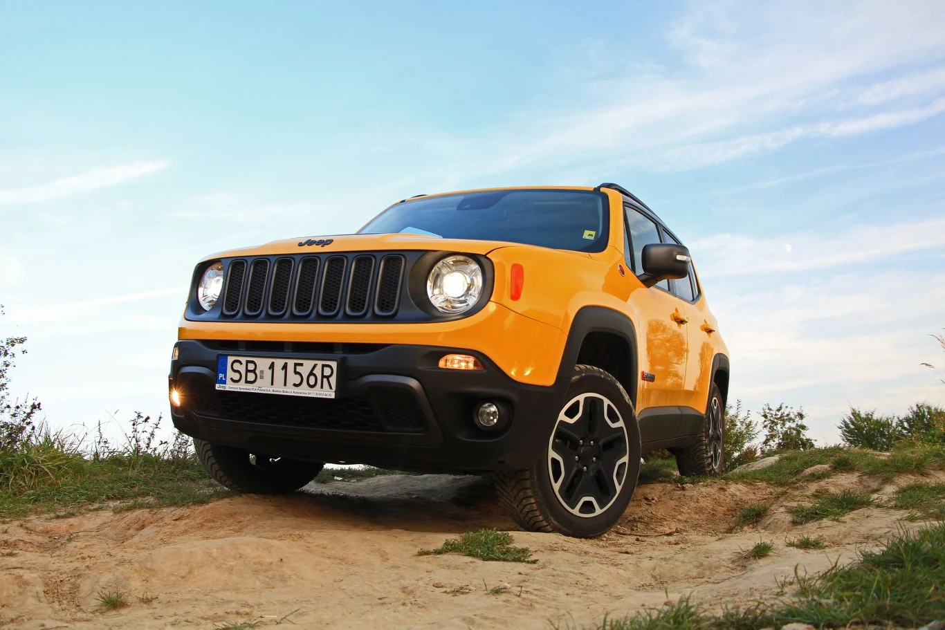 Jeep Renegade 2014- Jeep z włoskiej fabryki, w dodatku na podwoziu Fiata. Czy to może się udać? Jeszcze jak! Dzięki takiemu podejściu wielu Europejczyków po raz pierwszy mogło pozwolić sobie na samochód z logo legendarnej amerykańskiej marki. Włoscy styliści – z typowym dla siebie pietyzmem – zadbali o detale. To jeden z niewielu miejskich suvów, którymi bez strachu można zjechać z asfaltu. Oszczędne i dynamiczne silniki, opcjonalny napęd na cztery koła i pięć gwiazdek w testach Euro NCAP. Czego chcieć więcej? Czy to Samochód 20-lecia? ZAGŁOSUJ» 