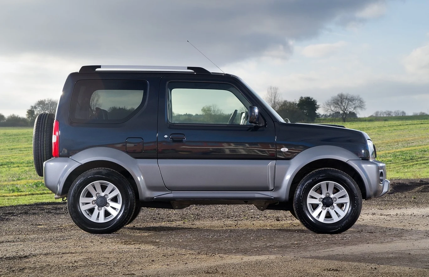 Suzuki Jimny 2018 - Jeśli nie liczyć Uaza – to obecnie ostatnia prawdziwa, przystępna cenowo, terenówka z krwi i kości oferowana w Europie. Samochód od podstaw zaprojektowano zgodnie ze starą, dobrą szkołą: rama, reduktor, sztywne mosty napędowe... Mimo że Jimny’ego stworzono z myślą o ciężkiej pracy, auto aż kipi od stylistycznych nawiązań do poprzedników i – co równie ważne – zachęca też ceną. Mówiąc krótko – to ostatni Samuraj. Efekt? Popyt przewyższył podaż, co spowodowało powstawanie list kolejkowych! Podoba ci się ten model? ZAGŁOSUJ NA SAMOCHÓD 20-LECIA» 