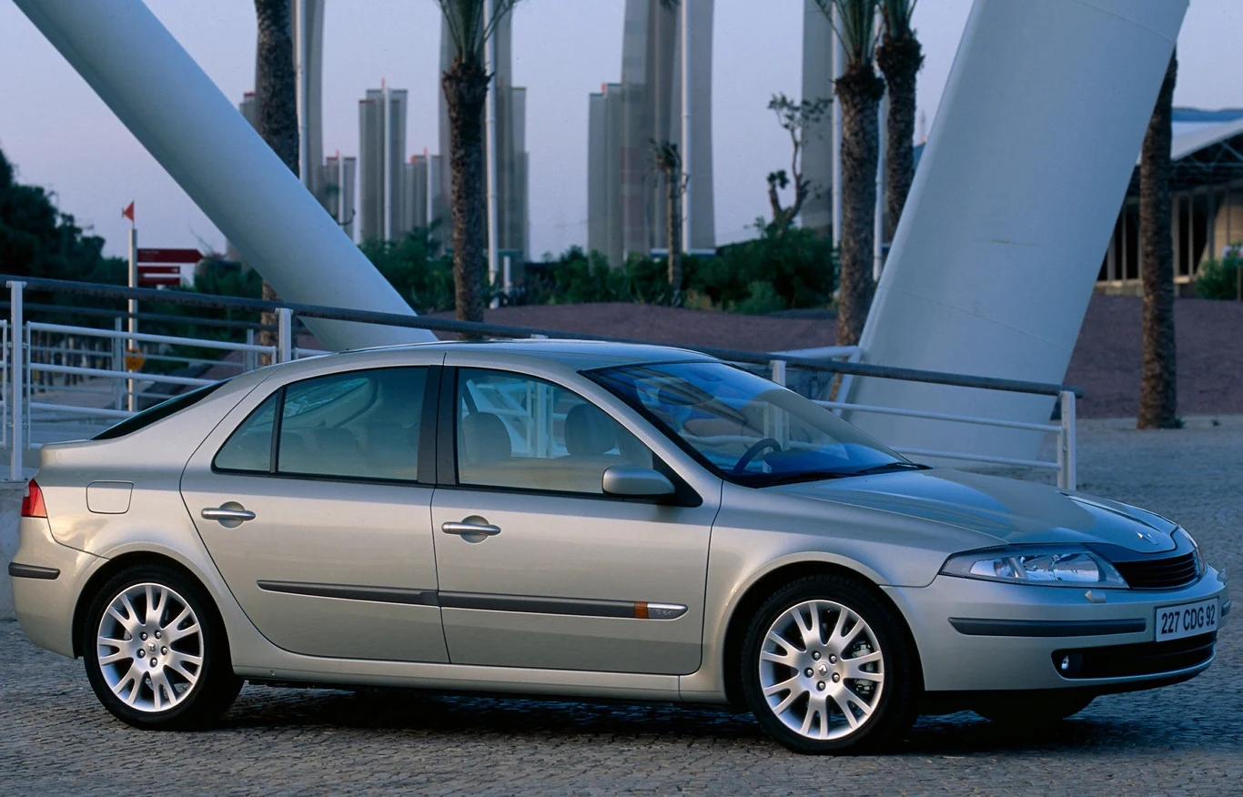 Renault Laguna II 2001-2007 Dla większości kierowców Laguna II to po prostu ”królowa lawet”, ale mało kto zdaje sobie sprawę, że debiut tego modelu był krokiem milowym w historii motoryzacji. Drugie wcielenie Laguny to pierwsze auto w historii Euro NCAP, które w testach zderzeniowych zdobyło maksymalną notę ogólną 5 gwiazdek. Chociaż ten francuski samochód nie cieszy się dziś dobrą opinią, ze względu na trapiące go usterki elektroniki, to wyznaczył nowe standardy w dziedzinie projektowania współczesnych pojazdów, których upowszechnienie uratowało setki ludzkich istnień. Podoba ci się ten model? ZAGŁOSUJ NA SAMOCHÓD 20-LECIA» 