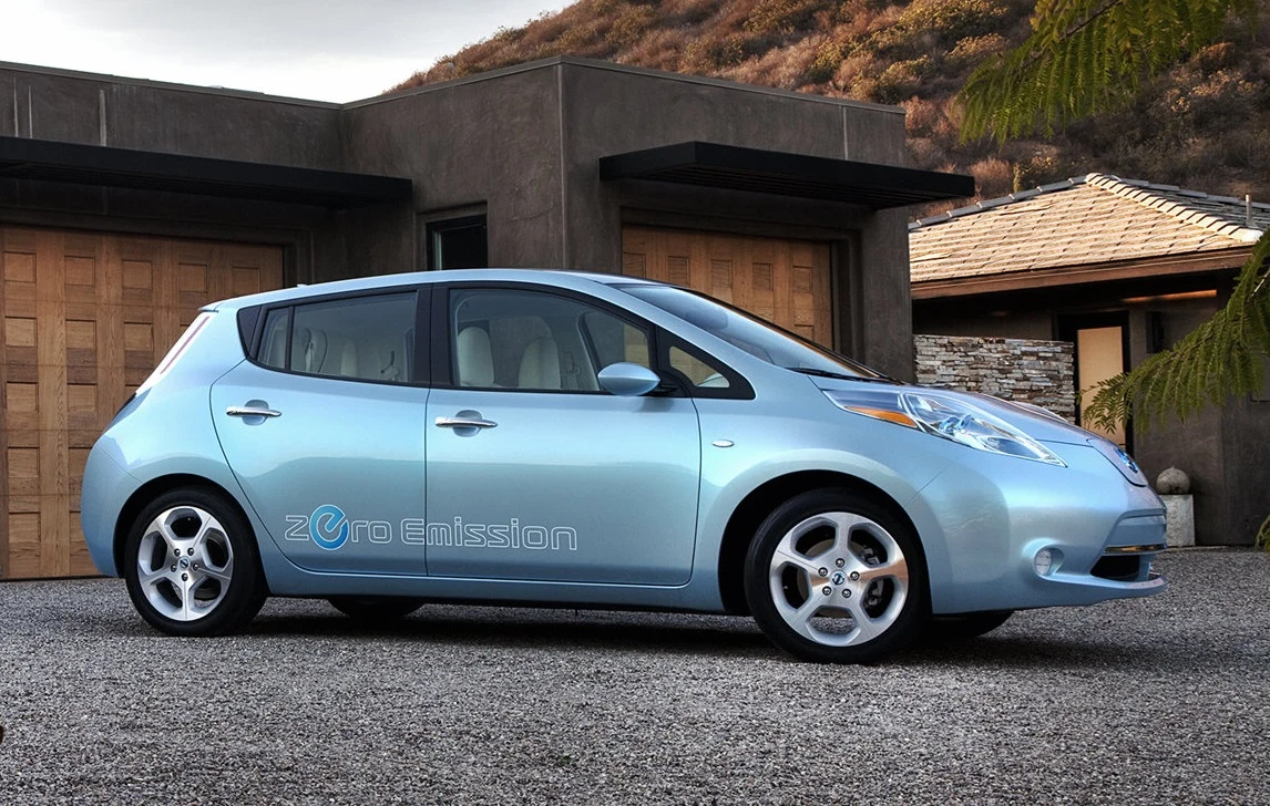 Nissan Leaf ZE0 2010-2017 Prezentując pierwszą generację Leafa Nissan udowodnił, że... potrafi iść pod prąd. Samochód przetarł szlaki i położył podwaliny pod trwającą właśnie elektryczną rewolucję. Debiutujące dekadę temu auto legitymowało się zasięgiem 160 km i przyspieszało do 100 km/h w 11,9 s. Dzięki mierzącemu 4,45 m nadwoziu (rozstaw osi aż 2,7 m!), Leaf z powodzeniem pełnić mógł funkcję samochodu dla całej rodziny. Leaf od początku projektowany był jako pojazd stricte elektryczny. W świecie ówczesnej motoryzacji była to zupełnie nowa jakość! Czy to Samochód 20-lecia? ZAGŁOSUJ» 