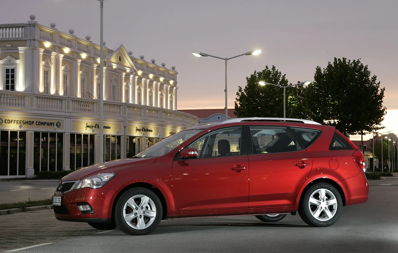 . Kia Cee'd 2006-2012 To pierwszy model w ofercie koreańskiego producenta zaprojektowany specjalnie z myślą o europejskich nabywcach. Za projekt auta w całości odpowiadało europejskie biuro konstrukcyjne Kii w Rüsselsheim nad Menem. Do czasu jego debiutu koreańskie auta nie stanowiły poważnej konkurencji dla producentów ze Starego Kontynentu. Poprzednicy – importowane z Korei modele Shuma czy Cerato – nie potrafiły nawiązać walki z Golfem, Astrą czy kompaktowymi autami z Francji. Kompaktowa Kia, której produkcją zajęła się fabryka w słowackiej Żylinie, zmieniła wszystko. Była też pierwszą, której stylistyką – przy okazji liftingu – zajął się Peter Schreyer. To ten model sprawił, że Kia stała się poważnym europejskim graczem! Czy to Samochód 20-lecia? ZAGŁOSUJ» 