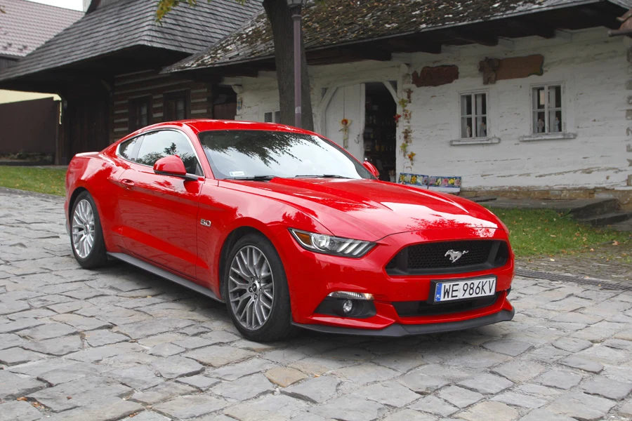 Ford Mustang 2013- Ford blisko pół wieku kazał czekać europejskim klientom na możliwość oficjalnego zamówienia amerykańskiej legendy z napędem na tył i silnikiem V8. Nie dziwi więc, że gdy w końcu do tego doszło, samochód z miejsca stał się hitem. W ostatnich latach Mustang aż pięć razy z rzędu zdobywał tytuł najlepiej sprzedającego się sportowego coupe na świecie. Samochód cieszy się też sporym zainteresowaniem w Polsce. W ubiegłym roku nasz kraj był czwartym pod względem sprzedaży tego modelu w Europie! Podoba ci się ten model? ZAGŁOSUJ NA SAMOCHÓD 20-LECIA» 