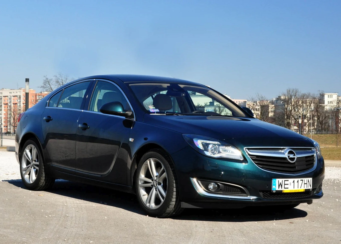 Opel Insignia – 2008-2017 Gdy jesienią 2008 roku po raz pierwszy jeździliśmy Oplem Insignią w Austrii, nie mieliśmy wątpliwości, że mamy do czynienia z mocnym kandydatem do tytułu Samochodu Roku. Opel stanął przed trudnym zadaniem zatarcia nie najlepszego wrażenia, jakie zostawiła po sobie Vectra i wywiązał się z niego w sposób koncertowy! Insignia nakreśliła stylistyczne ścieżki, którymi producent z Rüsselsheim podąża do dzisiaj. Poprawiono właściwości jezdne, z poprzednika zaczerpnięto rewelacyjne silniki wysokoprężne z palety Fiata. Kto by pomyślał, że następca Vectry stanie się na wielu rynkach synonimem prestiżu! Podoba ci się ten model? ZAGŁOSUJ NA SAMOCHÓD 20-LECIA» 
