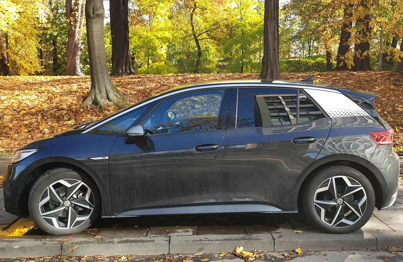 Volkswagen ID.3 Rubikon przekroczony! Jeśli ktoś zastanawiał się kiedyś, czy na rynku pojawi się wreszcie model, który położy kres hegemonii Golfa – oto jest! Samochód zapowiada nową erę w historii motoryzacji i wnosi szereg innowacyjnych rozwiązań. Umieszczone w podłodze baterie, gigantyczny rozstaw osi (2,73 m) i kompaktowy układ napędowy (elektryczny silnik z tyłu, napęd na tylną oś) otwiera nowe możliwości w świecie zagospodarowania wnętrza. Do tego nawet 550 km zasięgu i przyspieszenie do 100 km/h w 7,5 sekundy. ID.3 ma wszystko, by wysłać samochody spalinowe w przeszłość... Czy to jest twój MotoAs? ODDAJ SWÓJ GŁOS» 