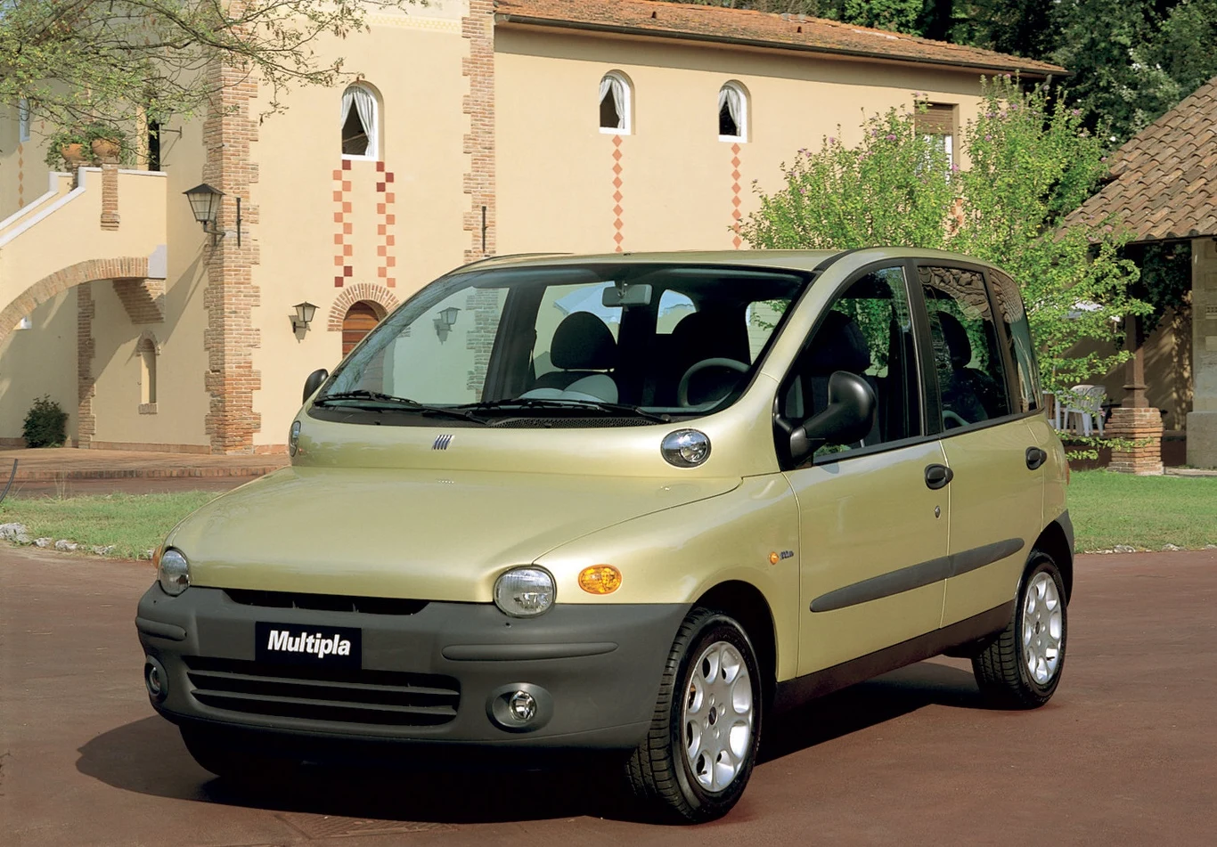 Fiat Multipla 1998-2010 Samochód - mem. Auto, które dzięki nietypowej stylistyce i architekturze na dobre wpisało się do historii motoryzacji. Według włoskich stylistów pierwotna, kultowa, wersja wzorowana była na delfinie. Stąd liczne obłości i dwubryłowa sylwetka z charakterystycznym garbem. Chociaż Multipla zasłynęła głównie stylistyką, warto pamiętać, że oferowała szereg innowacyjnych rozwiązań. Jednym z nich był nietypowy układ wnętrza: sześcioro pasażerów podróżowało w dwóch rzędach siedzeń - z przodu wygospodarowano miejsce dla trzech osób. Ps. Wiedzieliście, że Multipla po liftingu produkowana była też w Chinach, a na lokalny rynek trafiło ponad 25 tys. sztuk? Czy to Samochód 20-lecia? ZAGŁOSUJ» 