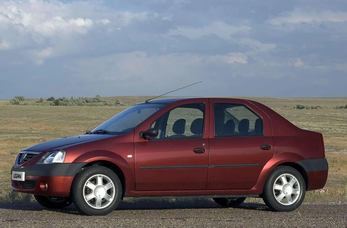 Dacia Logan 2004-2012 Nowy samochód za 5 tys. euro? W dzisiejszych czasach wydaje się to nierealne, ale taki właśnie cel przyświecał konstruktorom pierwszego współczesnego auta spod znaku Dacii. Wiele osób wątpiło w powodzenie tego pomysłu, bowiem któż w Europie chciałby jeździć tanim samochodem mało znanego producenta z Rumunii? Francuzi byli jednak nieugięci i w ramach ”czyszczenia magazynów” po wcześniejszych modelach Renault (np. Clio II) w 2004 roku zadebiutował ”budżetowy” sedan z obszernym wnętrzem i bardzo pojemnym bagażnikiem. Efekt? Od premiery pionierskiego Logana na całym świecie sprzedano już ponad 6 mln egzemplarzy różnych modeli Dacii! Czy to jest twój MotoAs? ODDAJ SWÓJ GŁOS» 