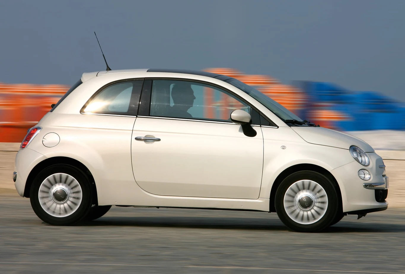 Fiat 500 2007- Włosi po raz kolejny pokazali całemu światu, że w dziedzinie kreślenia sylwetek pojazdów nie mają sobie równych. Śmiało powiedzieć można, że pięćsetka przeprowadziła Fiata przez jeden z największych kataklizmów w historii motoryzacji. To jedyny model popularnej marki ze stylistyką w stylu retro, który może się pochwalić tak spektakularnym sukcesem sprzedażowym. Mimo czternastu lat rynkowej kariery, poczciwy Fiat z Tychów wciąż bije rekordy popularności. Tylko w ubiegłym roku w Polsce wyprodukowano blisko 180 tys. egzemplarzy tego pojazdu! Podoba ci się ten model? ZAGŁOSUJ NA SAMOCHÓD 20-LECIA» 