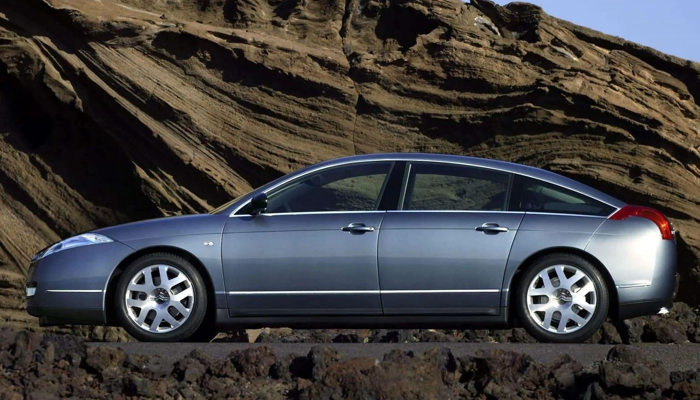 Citroën C6 2006-2012 Francuzi po raz kolejny przypomnieli światu, że potrafią robić samochody niepowtarzalne technologicznie i stylistycznie, a sama marka wniosła ogromny wkład w historię motoryzacji. C6 to stylistyczny majstersztyk, nawiązujący do legendarnych poprzedników – Citroenów: DS i – szczególnie mocno – CX. Auto, które definitywnie zakończyło erę wielkich hydropneumatyków, przetrwało w ofercie siedem lat. W tym czasie wyprodukowano zaledwie 23,4 tys. egzemplarzy. Czy to Samochód 20-lecia? ZAGŁOSUJ» 