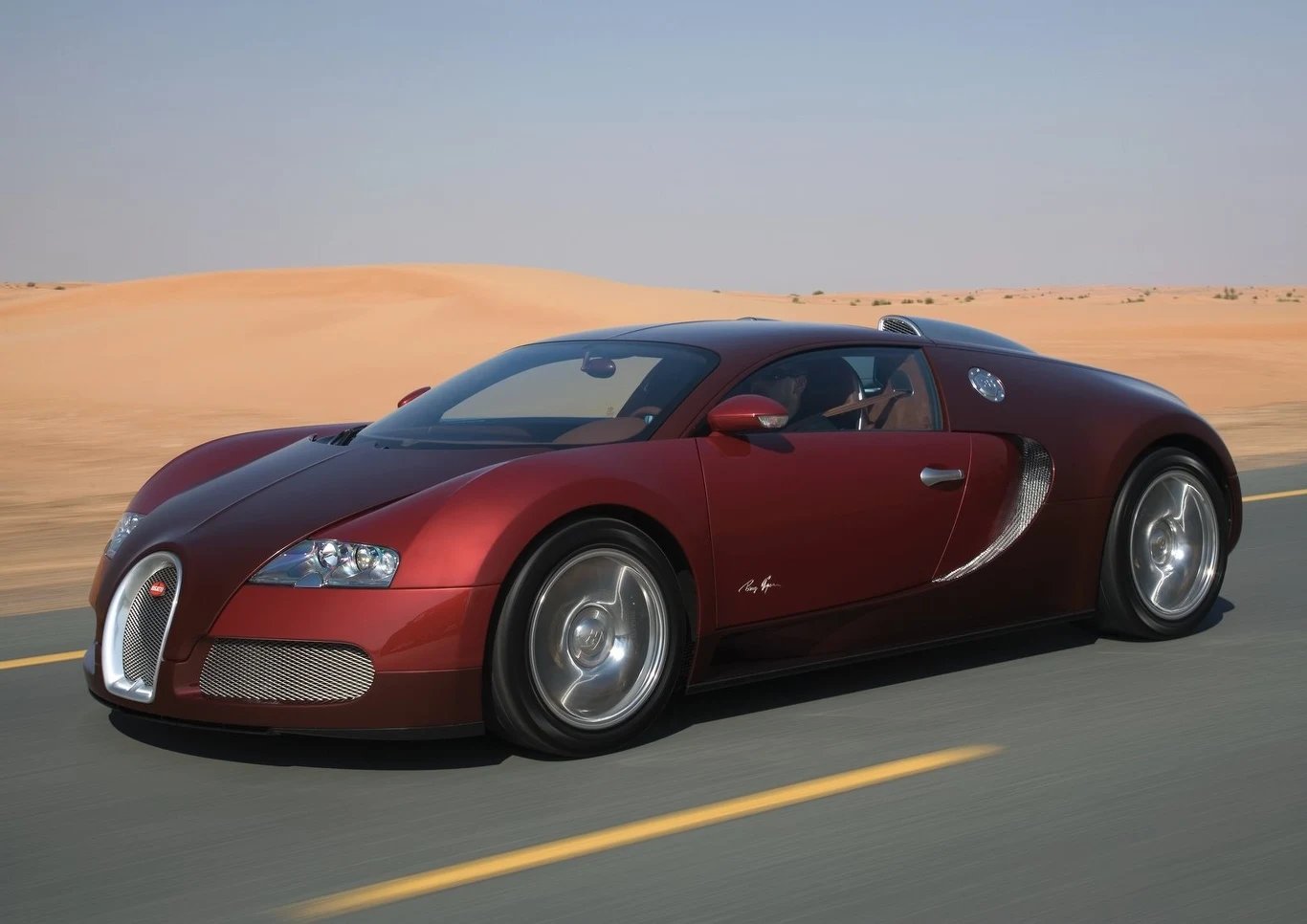 Bugatti Veyron 16.4 2005-2015 Szesnaście cylindrów w układzie W. Osiem litrów pojemności. Cztery turbosprężarki i 68 zaworów. Napędzany silnikiem o mocy ponad 1000 KM pojazd, to technologiczny majstersztyk - absolutny szczyt wyznaczający również zmierzch ery supersamochodów jakie znamy. Podobnie, jak w przypadku Volkswagena Phaetona, powstanie Veyrona również zawdzięczamy Ferdinandowi Piechowi. Auto pochwalić się mogło nie tylko rewelacyjnymi osiągami, ale też... okazyjną ceną! Milion euro, jaki zapłacić trzeba było za nowy egzemplarz, to niewielka kwota, jeśli wziąć pod uwagę, że wg szacunków produkcja każdej sztuki kosztowała niemiecki koncern ponad 6 mln euro! Podoba ci się ten model? ZAGŁOSUJ NA SAMOCHÓD 20-LECIA» 