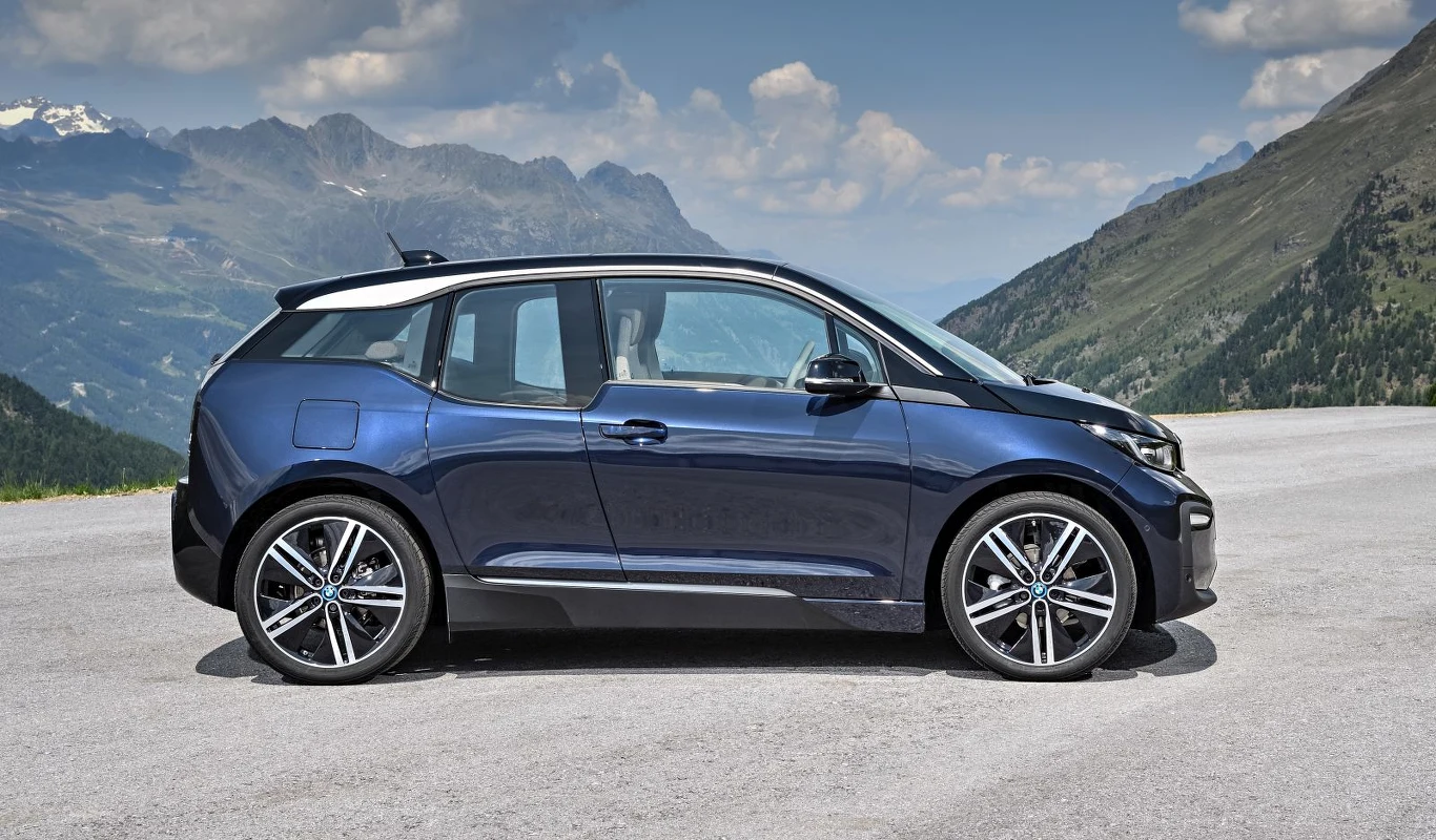 BMW i3 2013- Podobnie jak Leaf, i3 to auto od podstaw projektowane jako samochód elektryczny. Równolegle toczyły się też prace nad odmianą hybrydową – REx. W ten sposób Niemcy przetarli szlaki dla nowego sposobu projektowania pojazdów, który dziś odnaleźć można w samochodach wielu producentów. Z technologicznego punktu widzenia to prawdziwy majstersztyk. W konstrukcji na szeroką skalę wykorzystano kompozyty, zastosowano układ otwieranych przeciwstawnie drzwi (brak środkowego słupka), a w kabinie dominują materiały z recyklingu. Nowe podejście na miarę nowej ery! Czy to jest twój MotoAs? ODDAJ SWÓJ GŁOS» 