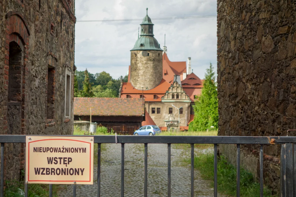 Zamek Czocha w Leśnej To prawdopodobnie jeden z najbardziej nawiedzonych zamków w Polsce. Legendy mówią o dwóch głównych duchach, które straszą odwiedzających. Pierwszy to Biała Dama, czyli Gertruda, która zamieszkiwała zamek w XV wieku. Podobno nienawidziła swojego brata do tego stopnia, że nasłała na niego Husytów, za co dostała woreczek złota. Po jakimś czasie przyszło jej jednak zapłacić za zdradę - Gertruda została ścięta na zamkowym dziedzińcu. Jej dusza nigdy nie zaznała spokoju, dlatego postać co jakiś czas pojawia się na zamku. Świadkowie twierdzą, że widzieli Białą Damę spacerującą w towarzystwie dużego psa. Podobno w każdą setną rocznicę zamordowania brata Gertruda rozsypuje na zamku złoto. Inną legendą, która dotyczy Zamku Czocha, jest historia związana ze Studnią Niewiernych Żon, gdzie wskakiwać miały kobiety podejrzewane o zdradę mężów. Ich płacz można usłyszeć aż do dziś. Podobnie jak płacz chłopca, który miał zostać zamurowany w jednej z komnat. Powodem miała być zdrada jego matki. Rozwścieczony ojciec chciał się zemścić nie tylko na niewiernej żonie, która ostatecznie trafiła do studni, ale i na dziecku. Odwiedzający zamek nie ukrywają, że na miejscu panuje atmosfera niczym z horroru. Słychać podejrzany szmer, kroki, jęki i szepty. Zamek Czocha w Leśnej To prawdopodobnie jeden z najbardziej nawiedzonych zamków w Polsce. Legendy mówią o dwóch głównych duchach, które straszą odwiedzających. Pierwszy to Biała Dama, czyli Gertruda, która zamieszkiwała zamek w XV wieku. Podobno nienawidziła swojego brata do tego stopnia, że nasłała na niego Husytów, za co dostała woreczek złota. Po jakimś czasie przyszło jej jednak zapłacić za zdradę - Gertruda została ścięta na zamkowym dziedzińcu. Jej dusza nigdy nie zaznała spokoju, dlatego postać co jakiś czas pojawia się na zamku. Świadkowie twierdzą, że widzieli Białą Damę spacerującą w towarzystwie dużego psa. Podobno w każdą setną rocznicę zamordowania brata Gertruda rozsypuje na zamku złoto. Inną legendą, która dotyczy Zamku Czocha, jest historia związana ze Studnią Niewiernych Żon, gdzie wskakiwać miały kobiety podejrzewane o zdradę mężów. Ich płacz można usłyszeć aż do dziś. Podobnie jak płacz chłopca, który miał zostać zamurowany w jednej z komnat. Powodem miała być zdrada jego matki. Rozwścieczony ojciec chciał się zemścić nie tylko na niewiernej żonie, która ostatecznie trafiła do studni, ale i na dziecku. Odwiedzający zamek nie ukrywają, że na miejscu panuje atmosfera niczym z horroru. Słychać podejrzany szmer, kroki, jęki i szepty.