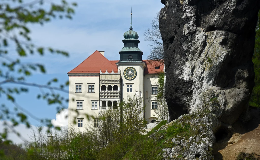 Zamek w Pieskowej Skale W zamku w Pieskowej Skale straszą dwa duchy - Krzysztofa Szafrańca i Dorotki. Krzysztof Szafraniec bardzo naraził się okolicznym mieszkańcom - okradał ludność, gwałcił kobiety, torturował. Jedna z kobiet popełniła samobójstwo, by uniknąć w ten sposób gwałtu. Ostatecznie Szafraniec został zabity na zlecenie Kazimierza Jagiellończyka i od tego czasu jego płacz i jęki usłyszeć można na zamku. Zamek w Pieskowej Skale W zamku w Pieskowej Skale straszą dwa duchy - Krzysztofa Szafrańca i Dorotki. Krzysztof Szafraniec bardzo naraził się okolicznym mieszkańcom - okradał ludność, gwałcił kobiety, torturował. Jedna z kobiet popełniła samobójstwo, by uniknąć w ten sposób gwałtu. Ostatecznie Szafraniec został zabity na zlecenie Kazimierza Jagiellończyka i od tego czasu jego płacz i jęki usłyszeć można na zamku.