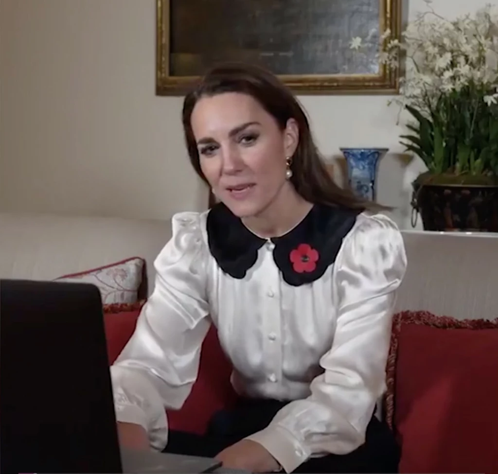 Księżna Kate podczas wirtualnego spotkania zaprezentowała się w stroju pozostającym w zgodzie z najświeższymi trendami