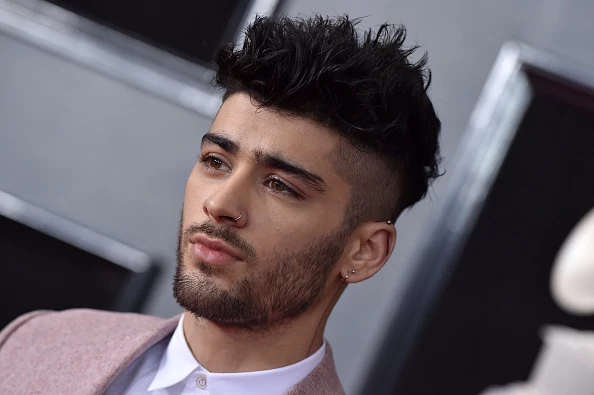 27-letni dziś Zayn Malik również rozpoczął karierę od występów w One Direction. Co ciekawe, zespół stworzyli jurorzy brytyjskiej edycji programu „The X Factor” z chłopaków, którzy zaprezentowali się dobrze, jednak byli za słabi na solową karierę. Nie mogli przypuszczać, że boys band osiągnie tak ogromny, światowy sukces, a jego członkowie zawojują nie tylko rodzimy rynek muzyczny. Solowy album Malika „Mind of Mine” pokrył się platyną m.in. w Stanach Zjednoczonych i w Polsce. 27-letni dziś Zayn Malik również rozpoczął karierę od występów w One Direction. Co ciekawe, zespół stworzyli jurorzy brytyjskiej edycji programu „The X Factor” z chłopaków, którzy zaprezentowali się dobrze, jednak byli za słabi na solową karierę. Nie mogli przypuszczać, że boys band osiągnie tak ogromny, światowy sukces, a jego członkowie zawojują nie tylko rodzimy rynek muzyczny. Solowy album Malika „Mind of Mine” pokrył się platyną m.in. w Stanach Zjednoczonych i w Polsce.
