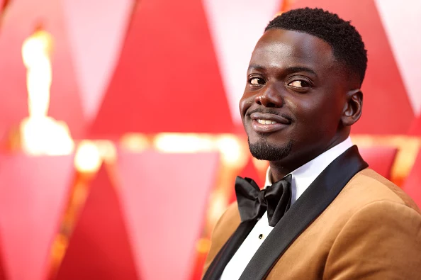 Daniel Kaluuya jest jednym z najbardziej charyzmatycznych brytyjskich aktorów młodego pokolenia. Drzwi do międzynarodowej kariery otworzył mu film „Uciekaj!”, za który otrzymał nominacje do Oscara i Złotego Globu. Jego kreacja w oryginalnym i docenionym przez krytykę horrorze zaowocowała też nagrodą BAFTA dla wschodzącej gwiazdy. Daniel Kaluuya jest jednym z najbardziej charyzmatycznych brytyjskich aktorów młodego pokolenia. Drzwi do międzynarodowej kariery otworzył mu film „Uciekaj!”, za który otrzymał nominacje do Oscara i Złotego Globu. Jego kreacja w oryginalnym i docenionym przez krytykę horrorze zaowocowała też nagrodą BAFTA dla wschodzącej gwiazdy.