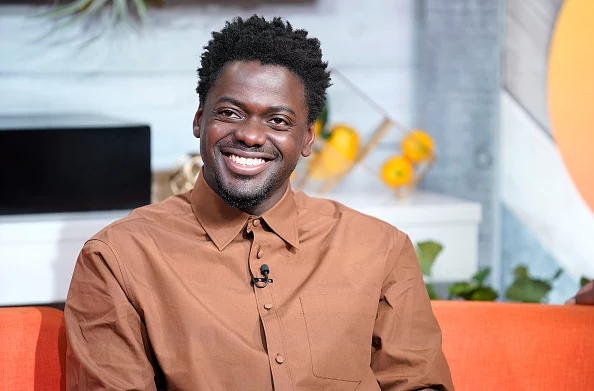 Duże wrażenie na widzach zrobiły także jego role w serialu „Czarne lustro” i filmach „Sicario” oraz „Czarna Pantera”. Kaluuya niechętnie mówi o swoim życiu prywatnym i rzadko udziela wywiadów. Wiadomo, że jest związany z producentką filmową Amandlą Crichlow. Duże wrażenie na widzach zrobiły także jego role w serialu „Czarne lustro” i filmach „Sicario” oraz „Czarna Pantera”. Kaluuya niechętnie mówi o swoim życiu prywatnym i rzadko udziela wywiadów. Wiadomo, że jest związany z producentką filmową Amandlą Crichlow.