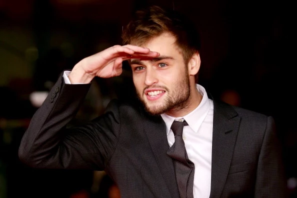 Douglas Booth jest niewątpliwie jednym z najprzystojniejszych aktorów w tym zestawieniu. Niedzisiejsza uroda i zdolność do metamorfoz sprawiają, że odnajduje się świetnie zarówno w emploi filmów kostiumowych, jak i rolach niegrzecznych chłopców. Nic dziwnego, że 28-latek pracuje także jako model – na koncie ma m.in. współpracę dla Burberry z Emmą Watson u boku. Douglas Booth jest niewątpliwie jednym z najprzystojniejszych aktorów w tym zestawieniu. Niedzisiejsza uroda i zdolność do metamorfoz sprawiają, że odnajduje się świetnie zarówno w emploi filmów kostiumowych, jak i rolach niegrzecznych chłopców. Nic dziwnego, że 28-latek pracuje także jako model – na koncie ma m.in. współpracę dla Burberry z Emmą Watson u boku.