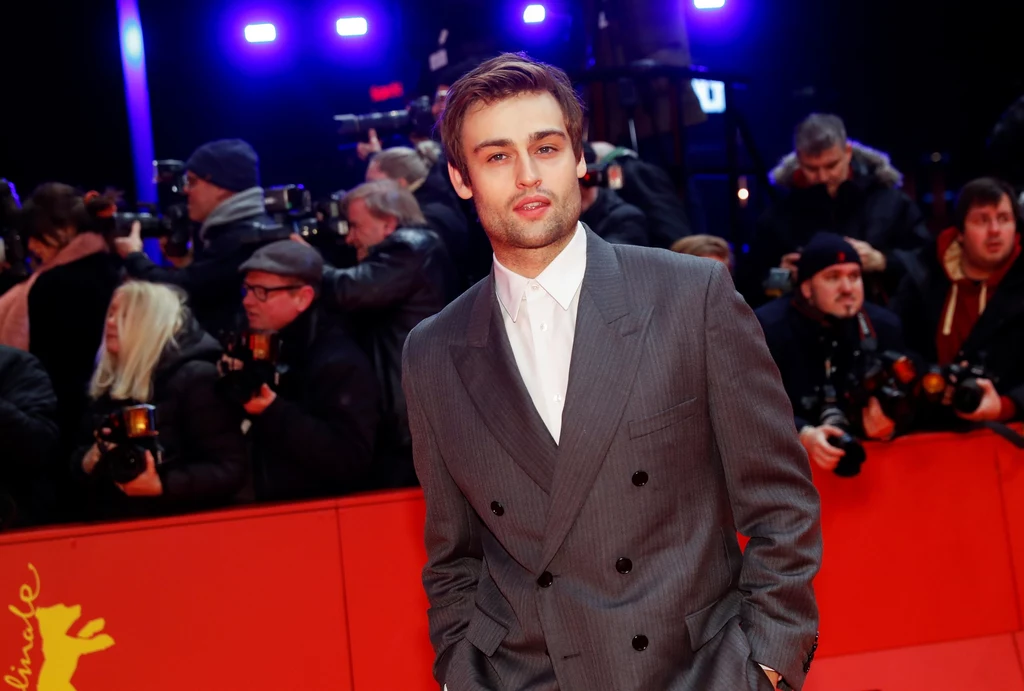 Brytyjski przystojniak nie doczekał się jeszcze nagród filmowych, ale może pochwalić się już całkiem sporym dorobkiem. Mogliśmy oglądać go m.in. w „Romeo i Julii” (wcielił się w tytułową rolę), „Mary Shelley” czy „Brudzie”, a jego instagramowy profil śledzi w tym momencie ponad milion użytkowników! Niestety nie wiadomo, czy serce młodego aktora jest zajęte. Brytyjski przystojniak nie doczekał się jeszcze nagród filmowych, ale może pochwalić się już całkiem sporym dorobkiem. Mogliśmy oglądać go m.in. w „Romeo i Julii” (wcielił się w tytułową rolę), „Mary Shelley” czy „Brudzie”, a jego instagramowy profil śledzi w tym momencie ponad milion użytkowników! Niestety nie wiadomo, czy serce młodego aktora jest zajęte.
