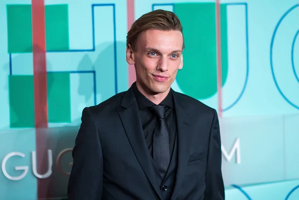 Co ciekawe, Bower ubiegał się o rolę Edwarda Cullena w „Zmierzchu”, ale, jak wiadomo, casting wygrał Robert Pattinson. Angaż otrzymał za to m.in. w filmach „Sweeney Todd: Demoniczny golibroda z Fleet Street” u boku Johnny’ego Deppa oraz „Fantastyczne zwierzęta”. Aktor nie należy do mężczyzn stałych w uczuciach: był związany m.in. z Bonnie Wright, Matildą Lowther czy Lily Collins znaną m.in. z serialu „Emily w Paryżu”. Co ciekawe, Bower ubiegał się o rolę Edwarda Cullena w „Zmierzchu”, ale, jak wiadomo, casting wygrał Robert Pattinson. Angaż otrzymał za to m.in. w filmach „Sweeney Todd: Demoniczny golibroda z Fleet Street” u boku Johnny’ego Deppa oraz „Fantastyczne zwierzęta”. Aktor nie należy do mężczyzn stałych w uczuciach: był związany m.in. z Bonnie Wright, Matildą Lowther czy Lily Collins znaną m.in. z serialu „Emily w Paryżu”.