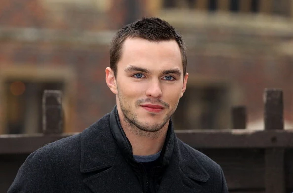 Nicholas Hoult został okrzyknięty nadzieją brytyjskiego kina, gdy miał zaledwie 13 lat! Zagrał wówczas w filmie „Był sobie chłopiec” i dla wielu wypadł lepiej niż, wcielający się w główną rolę, Hugh Grant. Pozycję młodziutkiego aktora ugruntował serial „Kumple” (oryg. „Skins”) bez cenzury opowiadający o codziennym życiu angielskich nastolatków. Nicholas Hoult został okrzyknięty nadzieją brytyjskiego kina, gdy miał zaledwie 13 lat! Zagrał wówczas w filmie „Był sobie chłopiec” i dla wielu wypadł lepiej niż, wcielający się w główną rolę, Hugh Grant. Pozycję młodziutkiego aktora ugruntował serial „Kumple” (oryg. „Skins”) bez cenzury opowiadający o codziennym życiu angielskich nastolatków.