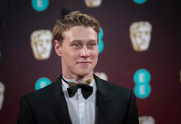 George MacKay jest jeszcze przed trzydziestką, a na koncie ma kilka nominacji do znaczących nagród i rolę w filmie wojennym „1917”, który zdobył trzy Oscary i dwa Złote Globy. MacKaya, mimo młodego wieku, można śmiało nazwać specjalistą od ról trudnych i wymagających. George MacKay jest jeszcze przed trzydziestką, a na koncie ma kilka nominacji do znaczących nagród i rolę w filmie wojennym „1917”, który zdobył trzy Oscary i dwa Złote Globy. MacKaya, mimo młodego wieku, można śmiało nazwać specjalistą od ról trudnych i wymagających.