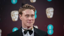 George MacKay jest jeszcze przed trzydziestką, a na koncie ma kilka nominacji do znaczących nagród i rolę w filmie wojennym „1917”, który zdobył trzy Oscary i dwa Złote Globy. MacKaya, mimo młodego wieku, można śmiało nazwać specjalistą od ról trudnych i wymagających. 