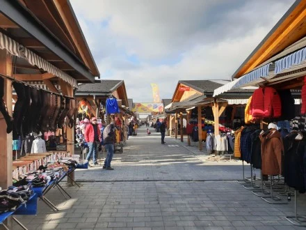 Obecnie nowotarska targowica świeci pustkami. Część handlujących również rezygnuje. Mieszkańcy słowackich przygranicznych powiatów przymusowo zostali w domach. Z powodu obostrzeń, kupujących z tygodnia na tydzień jest coraz mniej. Surowe restrykcje na Słowacji zrobiły swoje, a nasi południowi sąsiedzi szczególnie cenili sobie zakupy w Nowym Targu. Przed wprowadzaniem obostrzeń, w każdy weekend do Nowego Targu od strony przejść granicznych w Chyżnem czy Jurgowie ciągnęły sznury aut na słowackich rejestracjach. Bardzo często przyjeżdżały tu pełne autokary. Nasi południowi sąsiedzi kupowali dotychczas wszystko, zwłaszcza po wprowadzeniu euro, od żywności po ubrania czy meble.