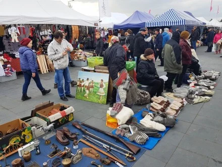 Sytuację kupców próbuje ratować także spółka „Nowa Targowica”, która jest właścicielem placu handlowego. Spółka po raz kolejny zgodziła się obniżyć ceny dzierżawy stoisk dla kupców. Bo bez nich utrzymywanie samego placu handlowego nie będzie miało sensu. Z pomocą idzie także miasto Nowy Targ. Rada miasta ma przyjąć nowe stawki opłaty targowej. Te od grudnia do końca marca 2021 roku mają zostać obniżone o 50 proc. - z 1 zł do 50 groszy dziennie za metr kwadratowy stoiska.